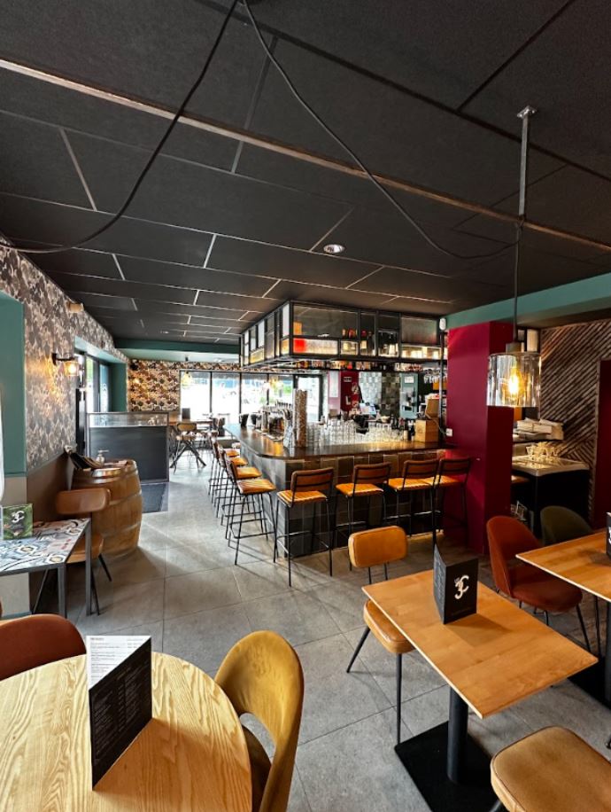 Ambiance chaleureuse en salle, bar des 3C