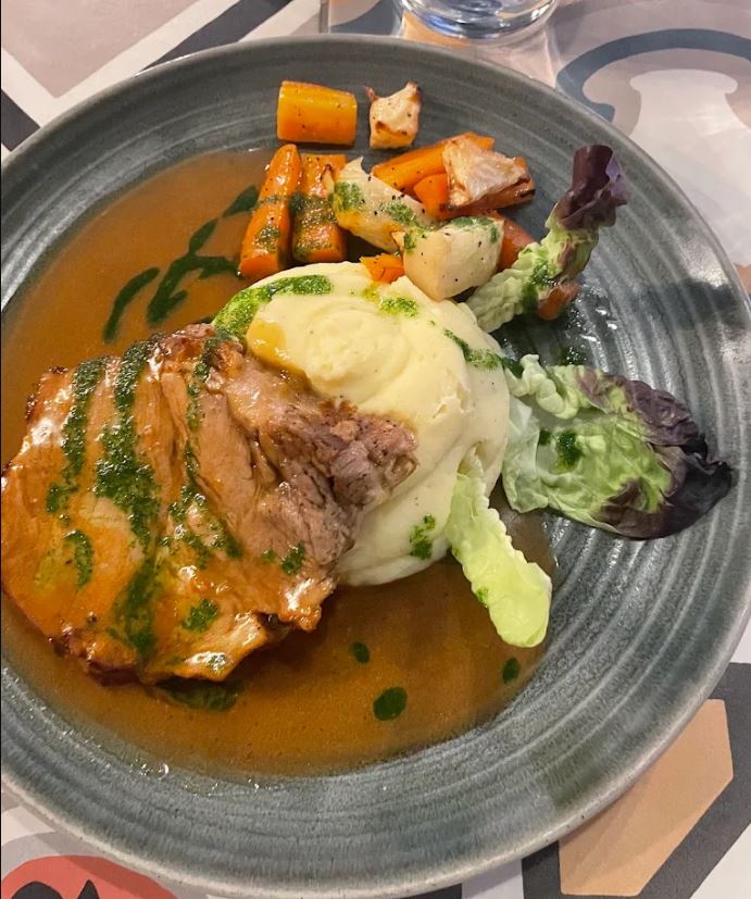 Côte de porc, purée maison et légumes