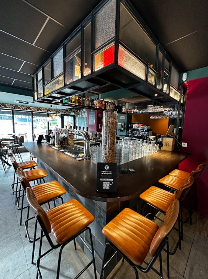La salle chaleureuse des 3C, bar en bois et ambiance conviviale