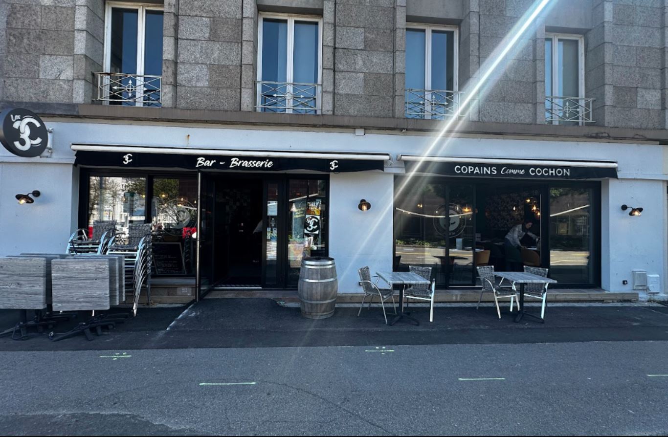 Devanture et terrasse des 3C, Copains Comme Cochon